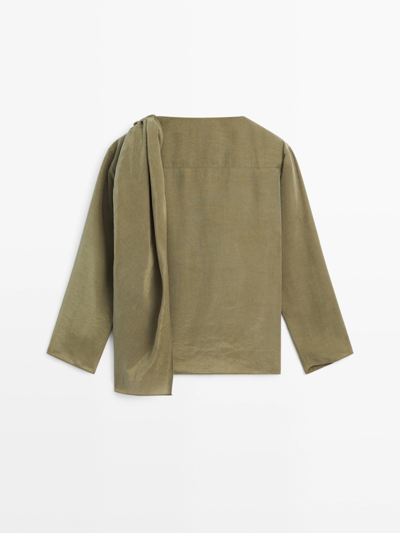 Блузка с объемным воротником из текучей ткани