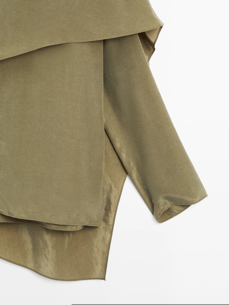 Блузка с объемным воротником из текучей ткани