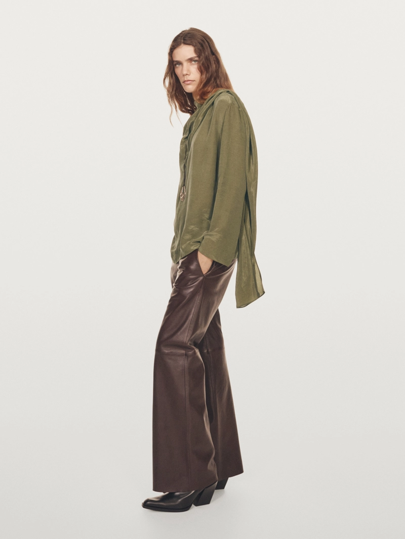 Блузка с объемным воротником из текучей ткани