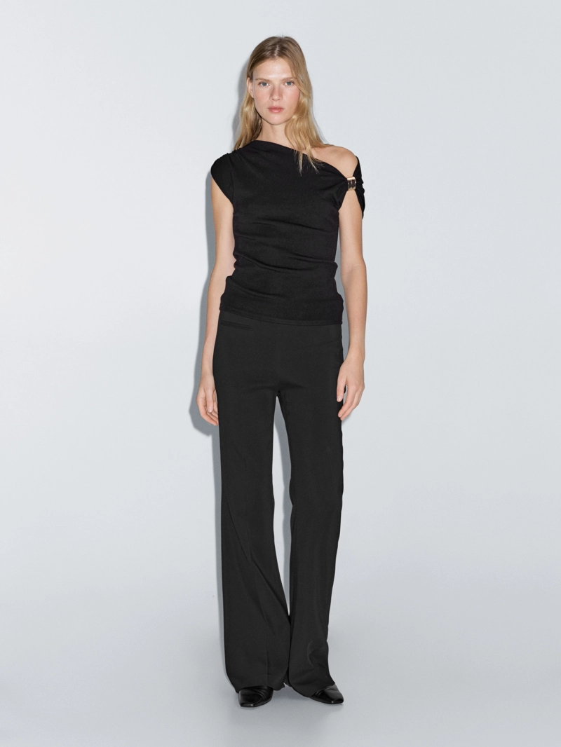 Блузка без рукавов с драпировкой и аппликацией на плече