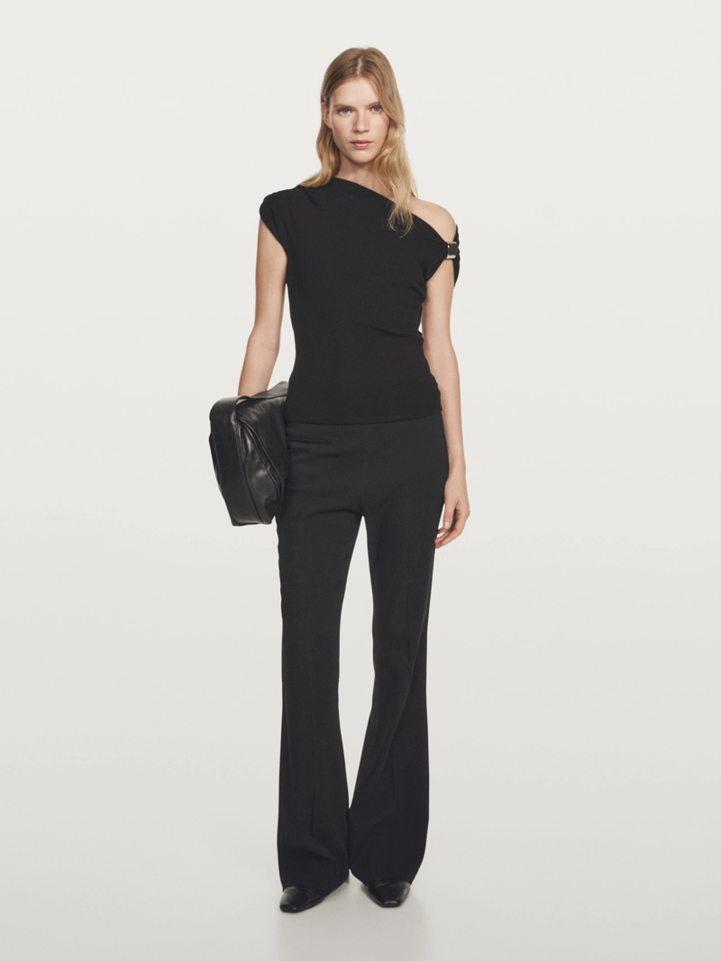 Блузка без рукавов с драпировкой и аппликацией на плече