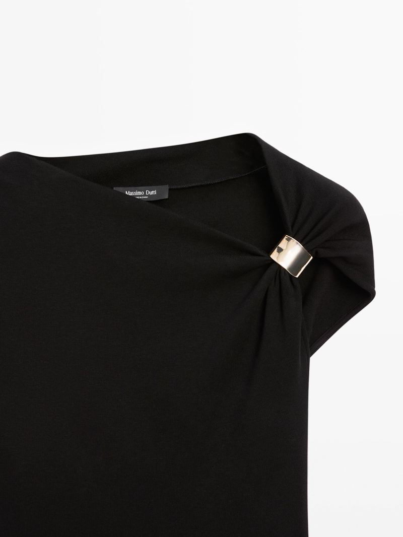 Блузка без рукавов с драпировкой и аппликацией на плече