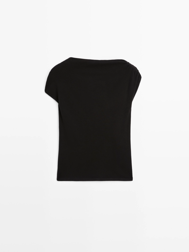 Блузка без рукавов с драпировкой и аппликацией на плече