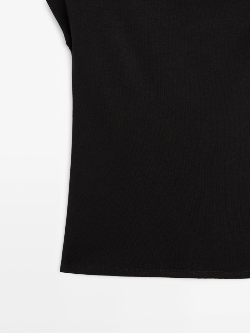 Блузка без рукавов с драпировкой и аппликацией на плече