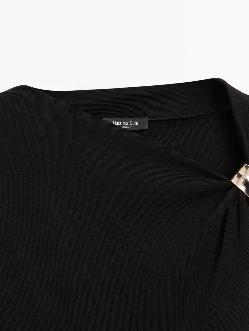 Блузка без рукавов с драпировкой и аппликацией на плече