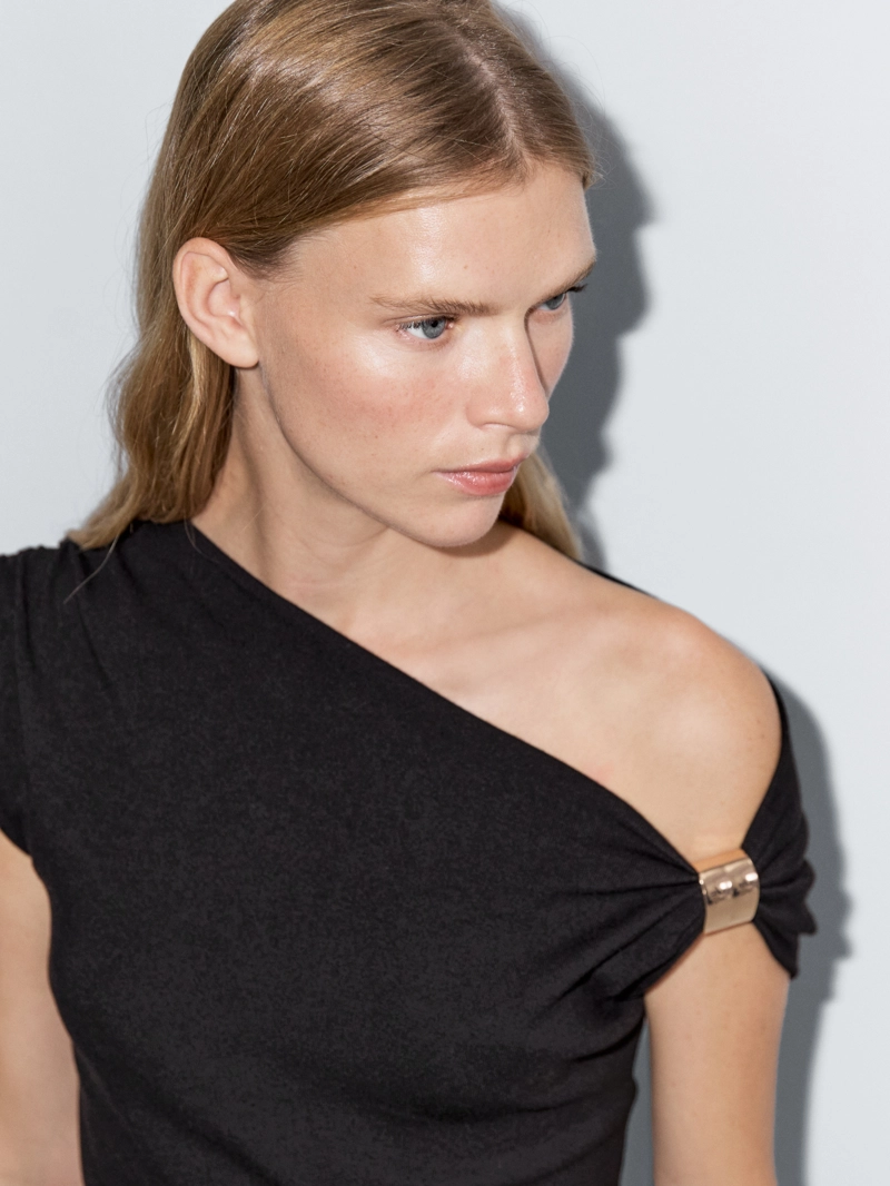 Блузка без рукавов с драпировкой и аппликацией на плече