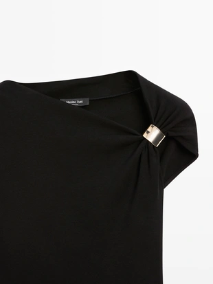 Блузка без рукавов с драпировкой и аппликацией на плече- Заказать в России