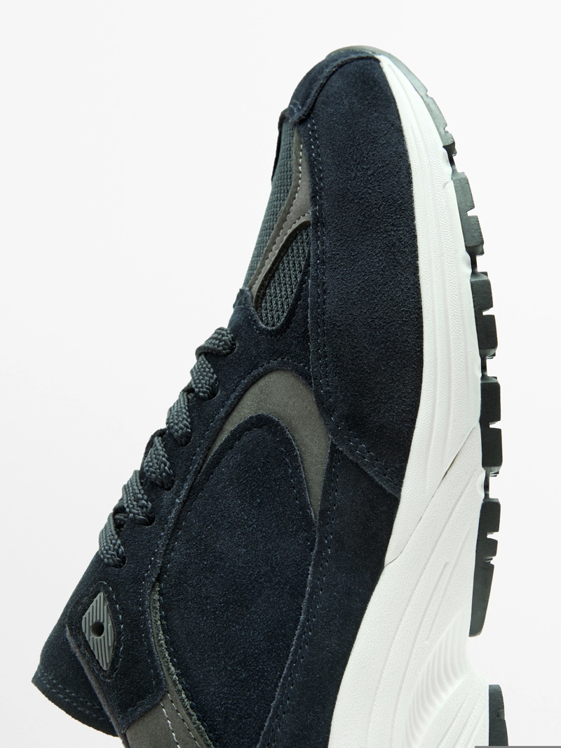 Кроссовки с контрастными деталями