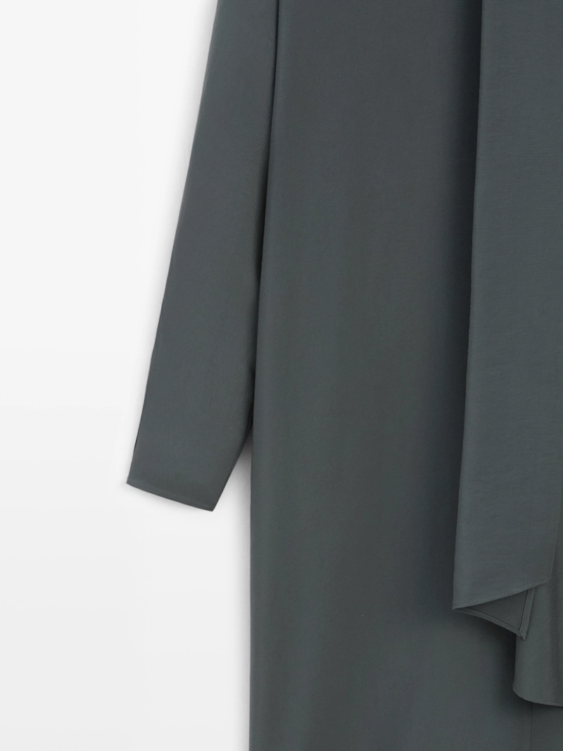 Платье миди с вырезом горловины и деталью на банте