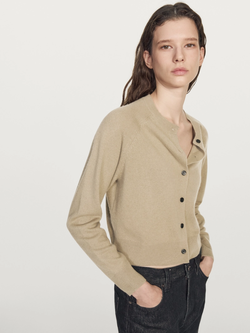 Короткий вязаный кардиган с реглановыми рукавами