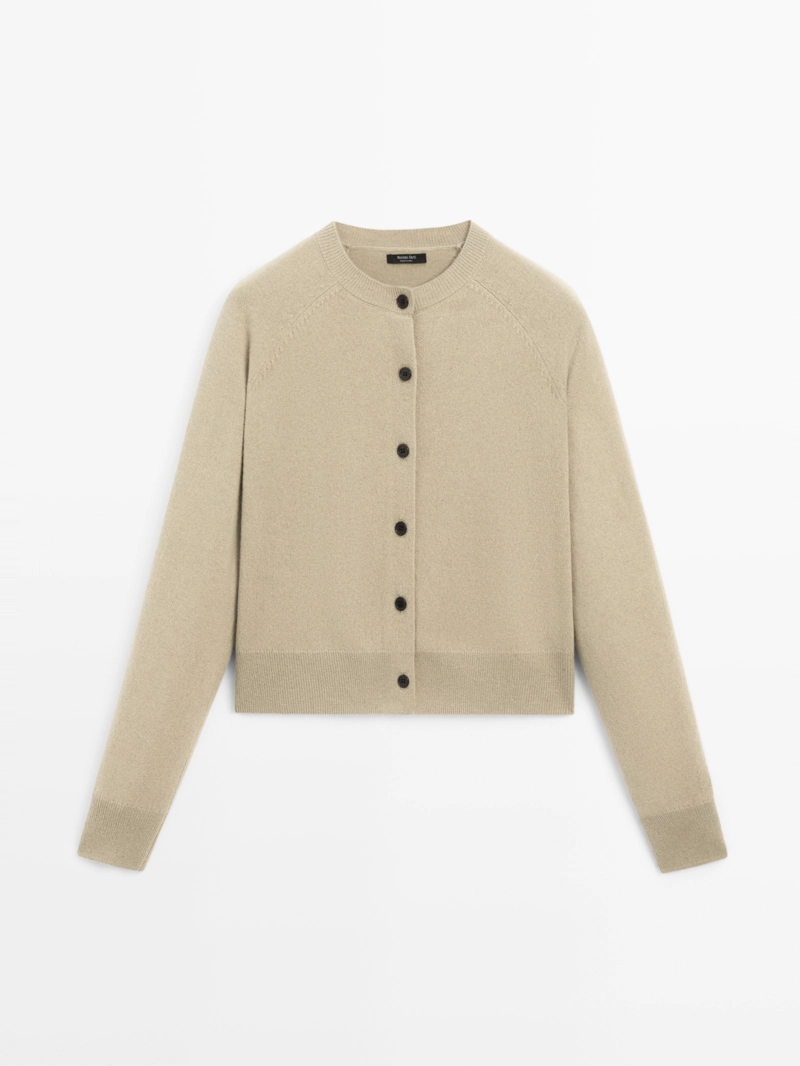 Короткий вязаный кардиган с реглановыми рукавами