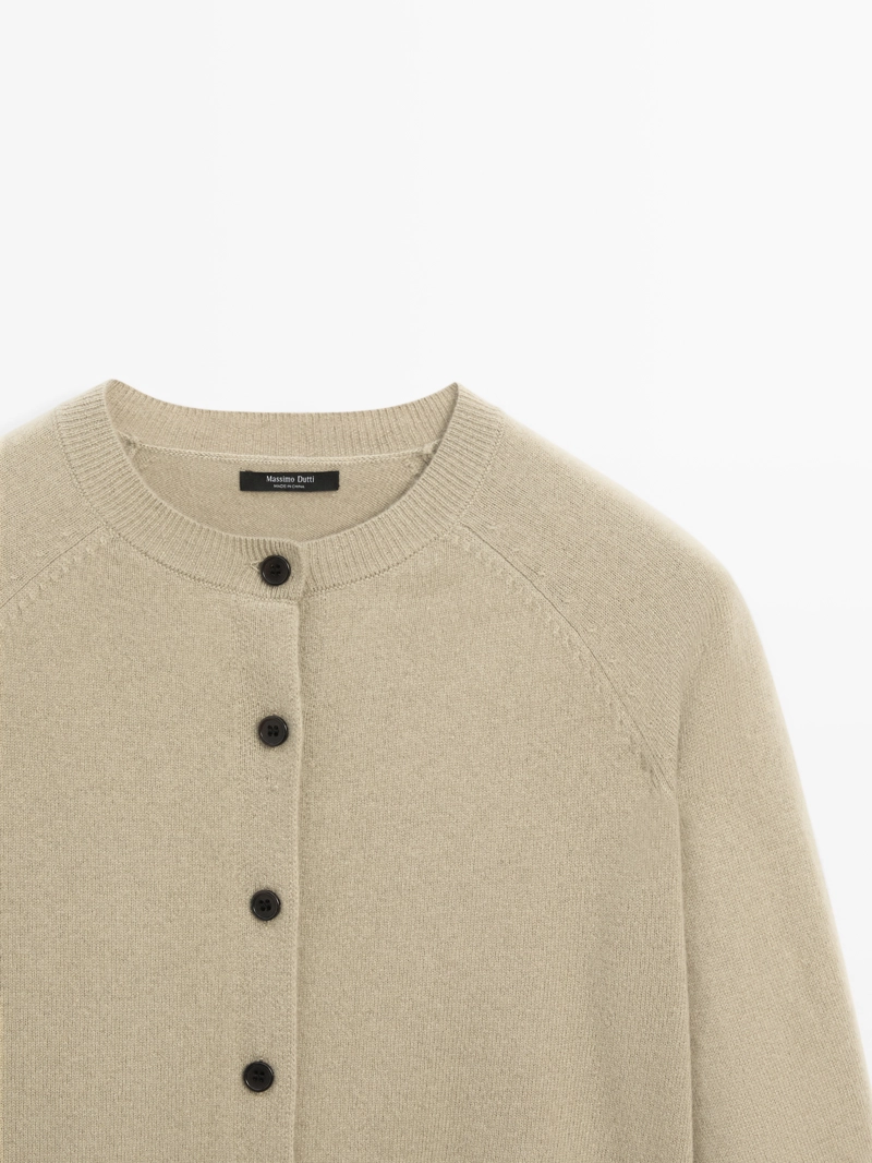 Короткий вязаный кардиган с реглановыми рукавами