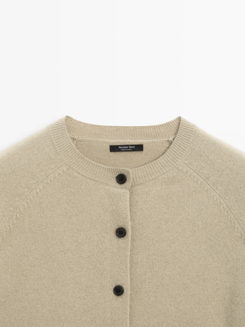 Короткий вязаный кардиган с реглановыми рукавами