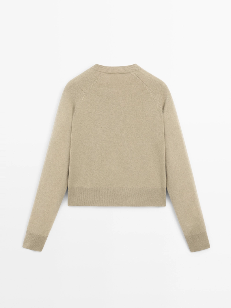 Короткий вязаный кардиган с реглановыми рукавами