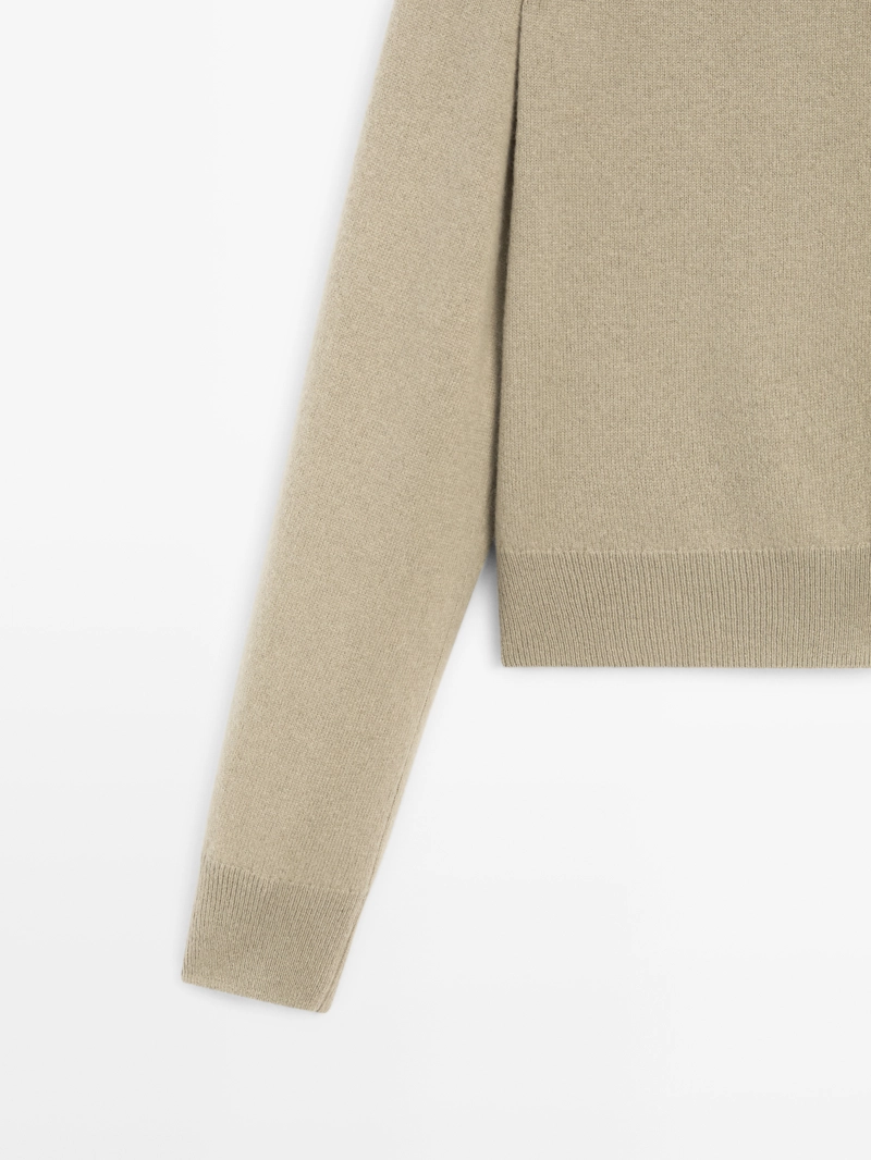 Короткий вязаный кардиган с реглановыми рукавами