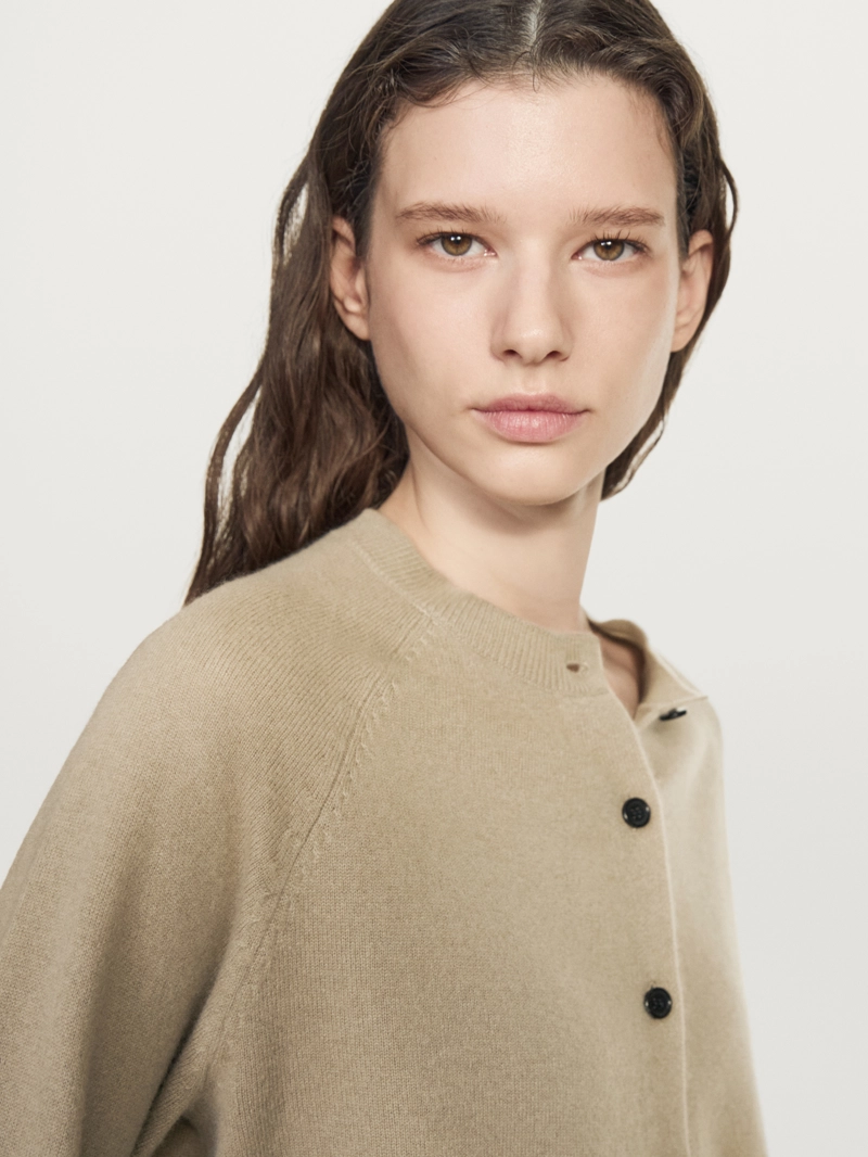 Короткий вязаный кардиган с реглановыми рукавами