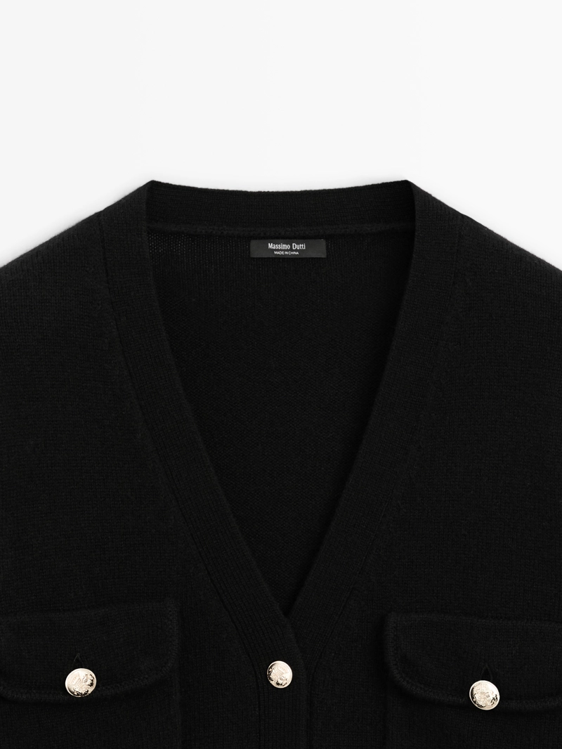 Кардиган с v-образным вырезом и золотыми пуговицами