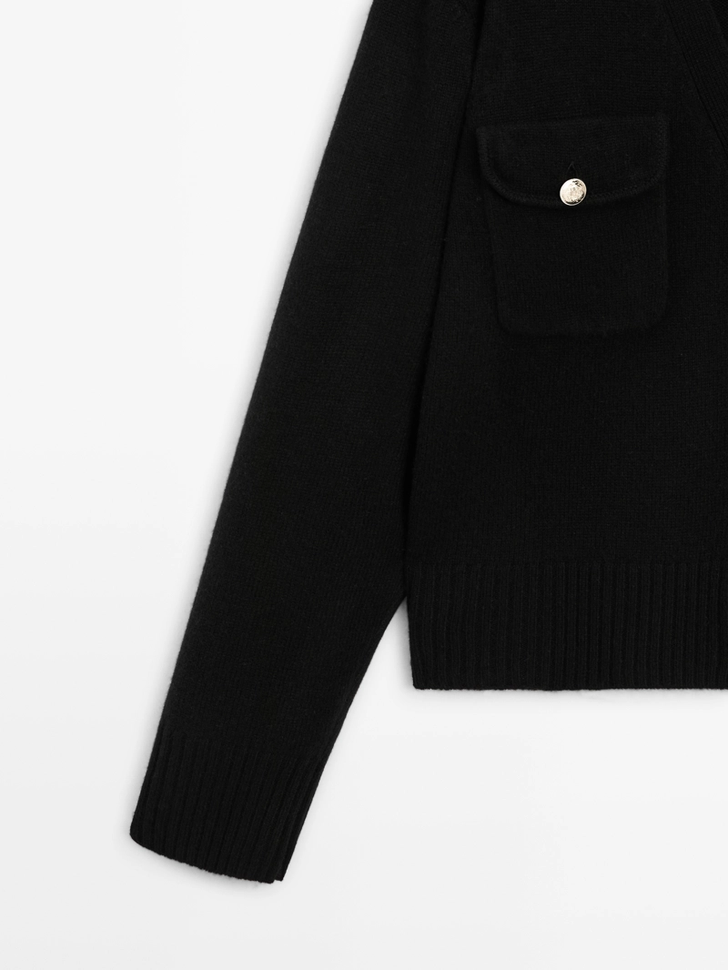 Кардиган с v-образным вырезом и золотыми пуговицами