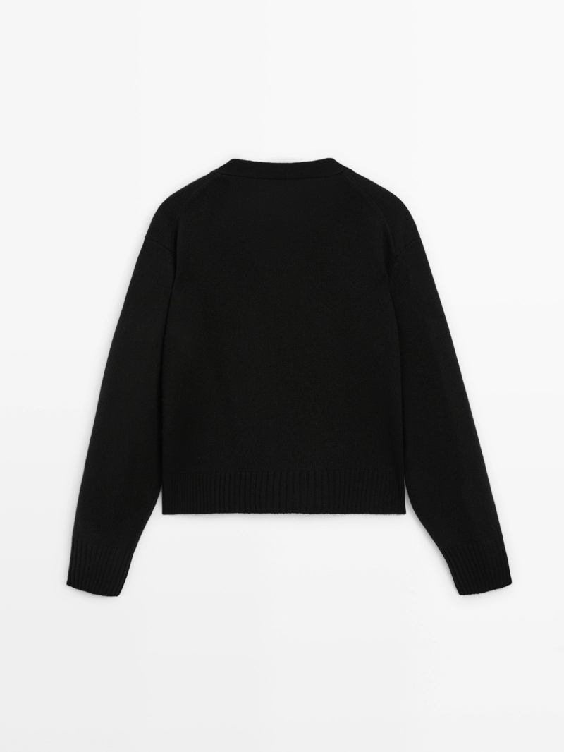 Кардиган с v-образным вырезом и золотыми пуговицами