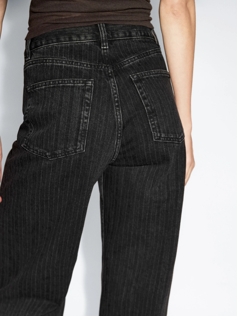 Джинсы прямого покроя с вышитой полоской на талии