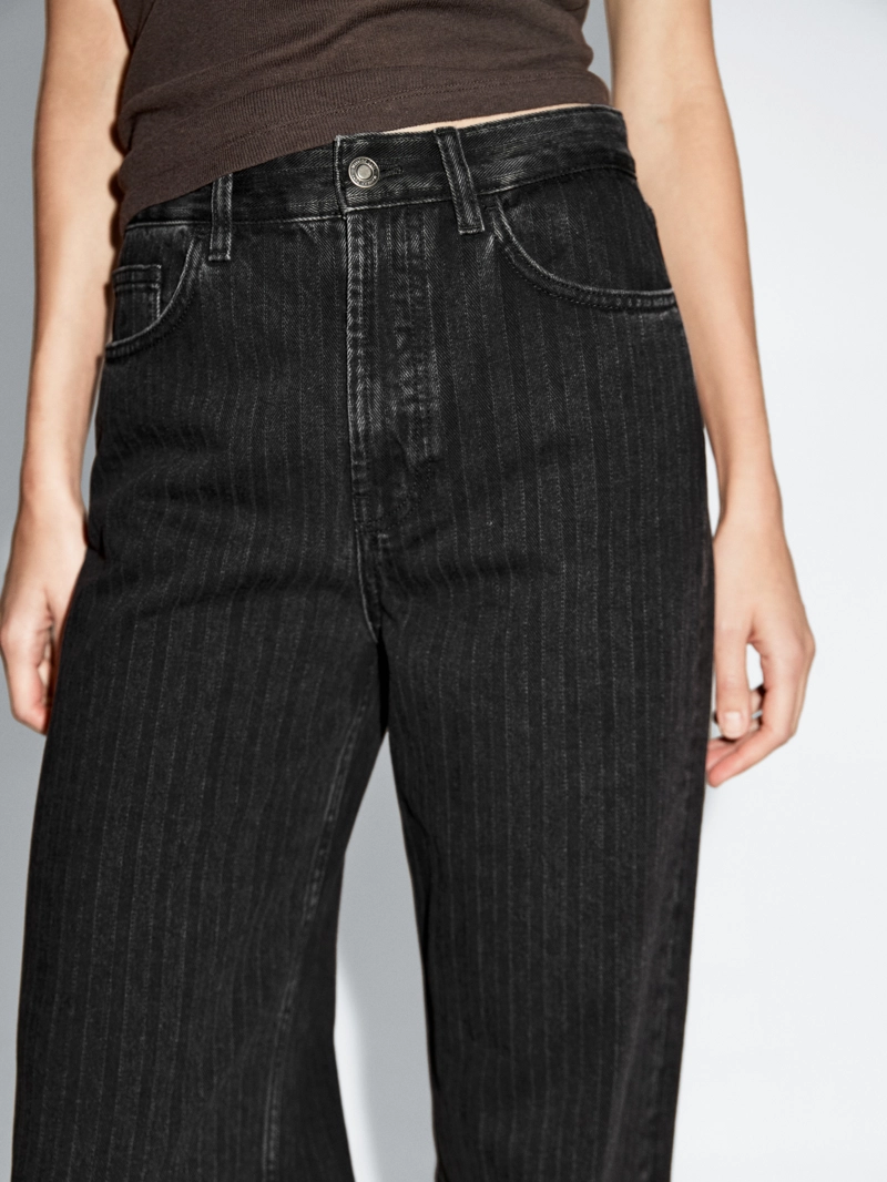 Джинсы прямого покроя с вышитой полоской на талии