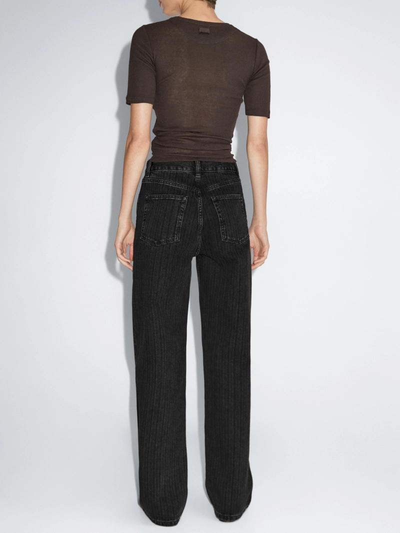 Джинсы прямого покроя с вышитой полоской на талии