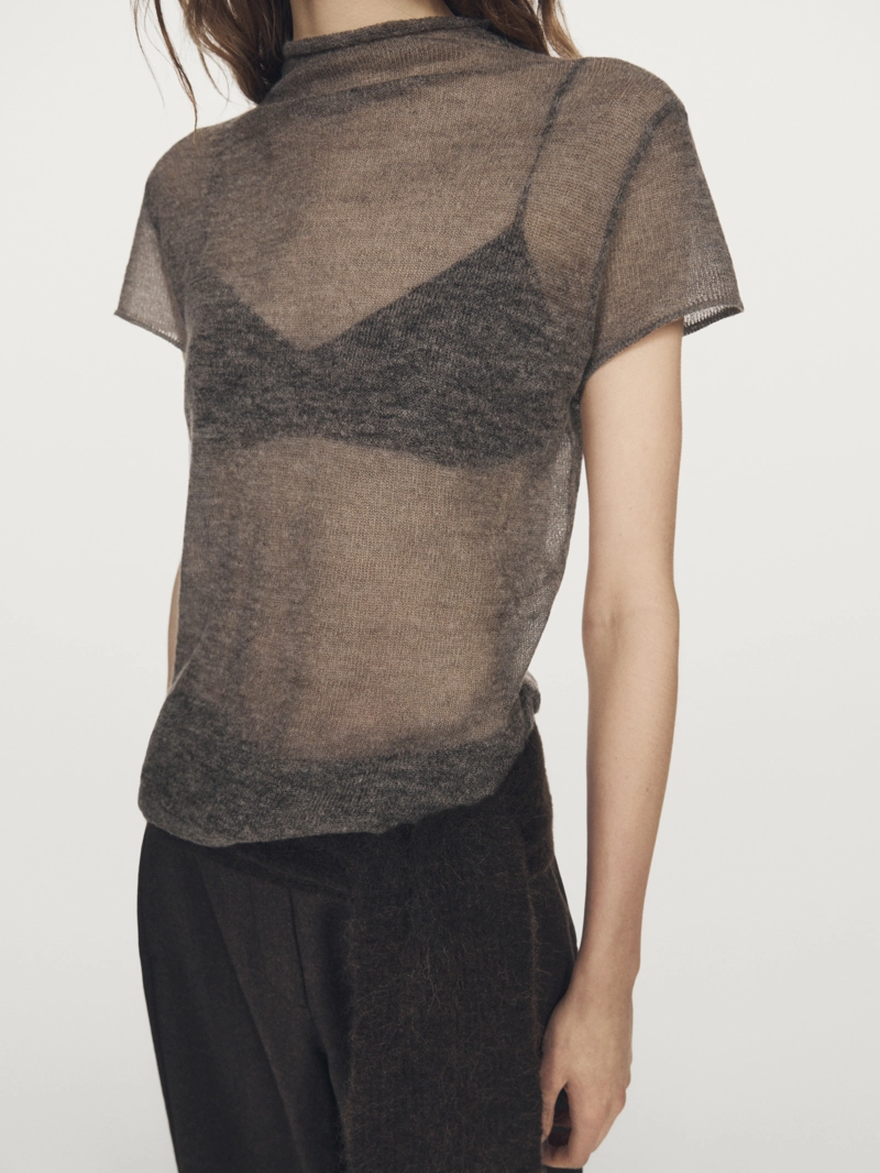 Футболка из вязаного материала с вышивкой