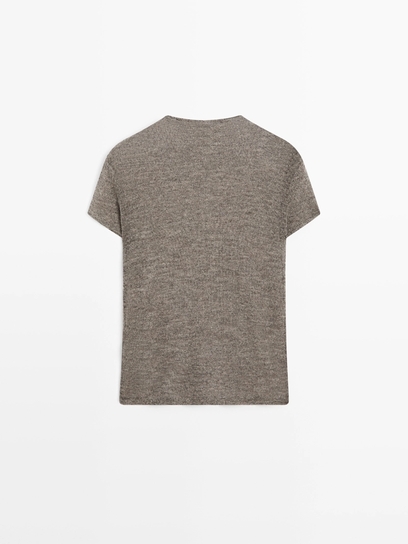 Футболка из вязаного материала с вышивкой