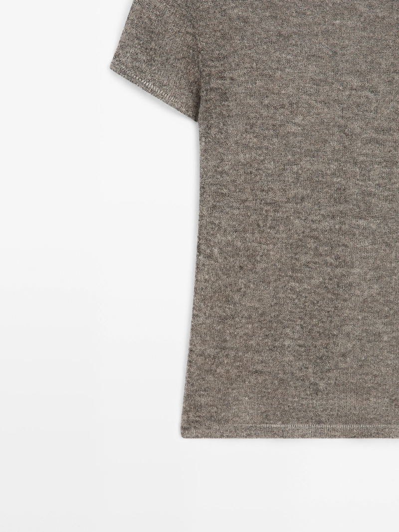 Футболка из вязаного материала с вышивкой