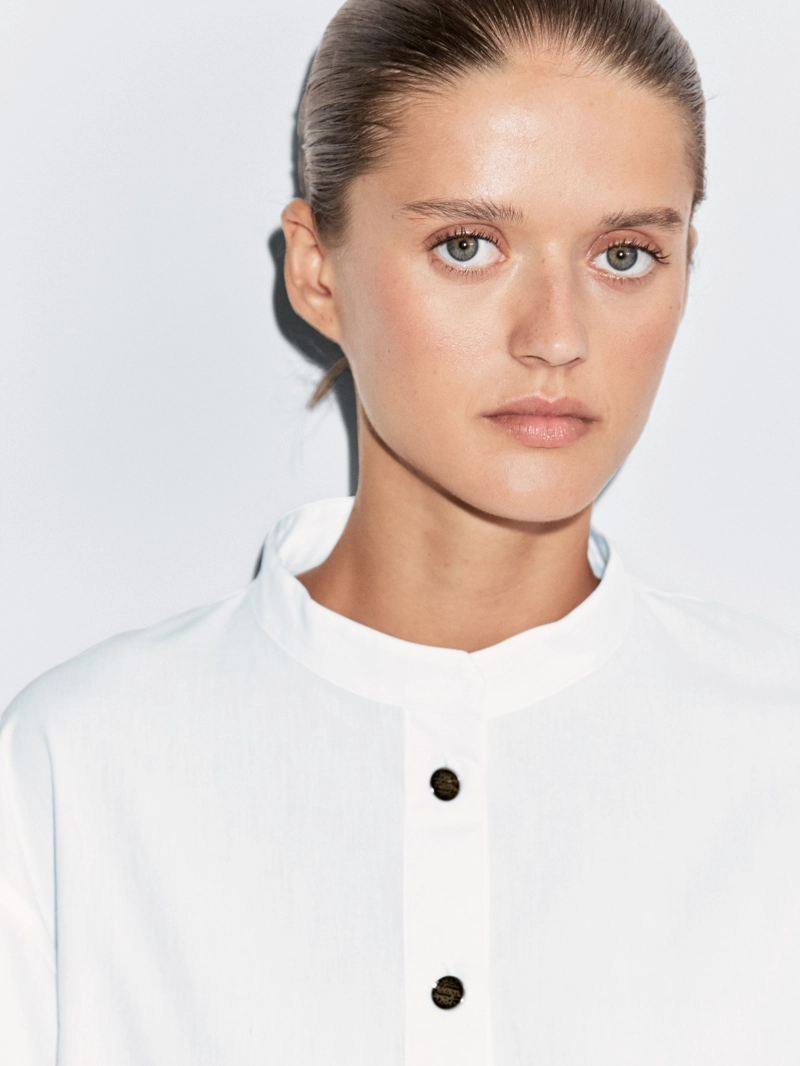 Рубашка с стойкой и пуговицами из золота