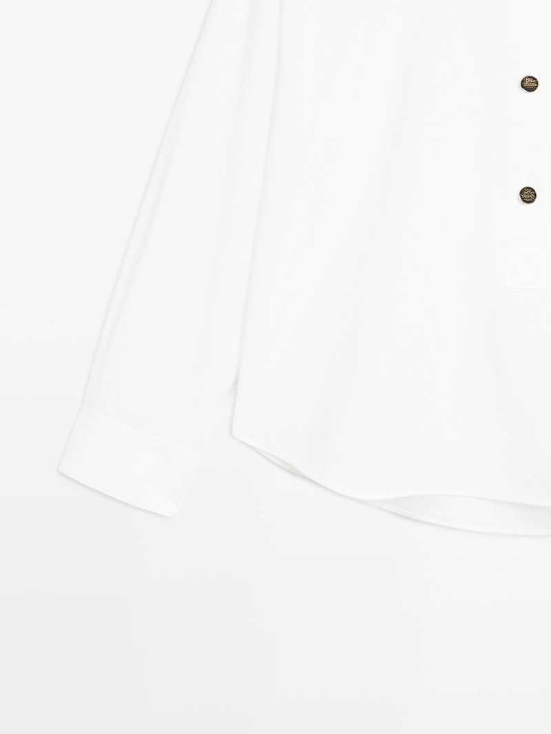 Рубашка с стойкой и пуговицами из золота