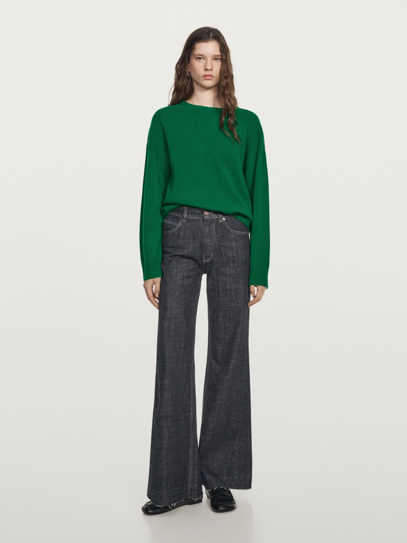 Джинсы с высокой посадкой и расклешенными брючинами