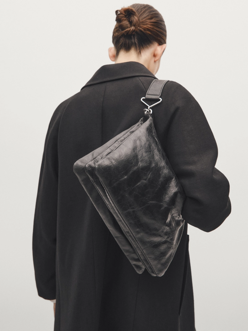 Сумка с крупным отделением из кожи