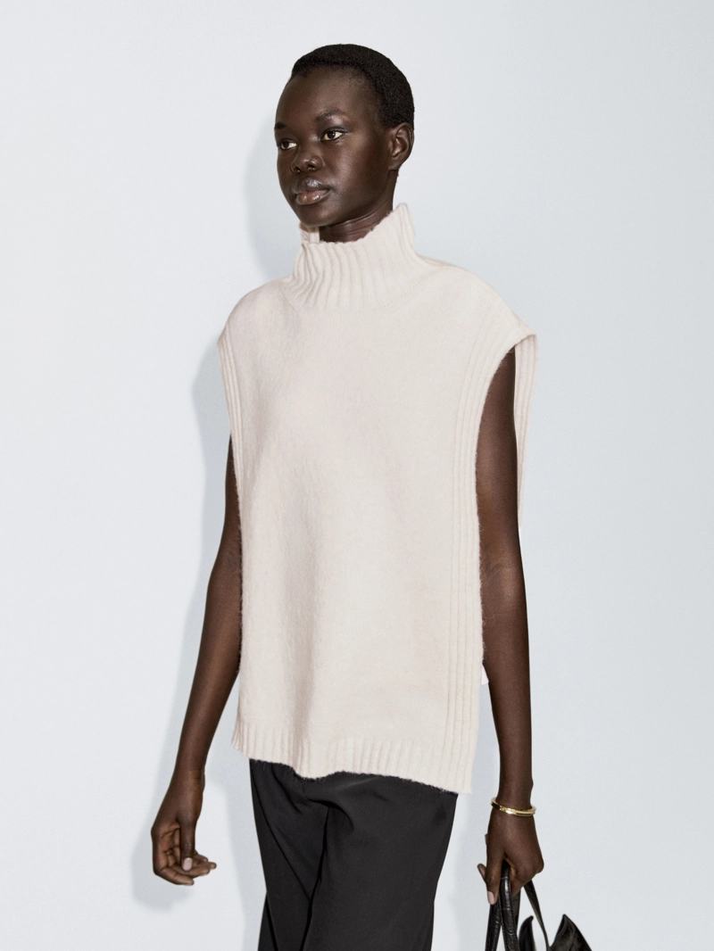 Жилетка с высоким воротником без рукавов