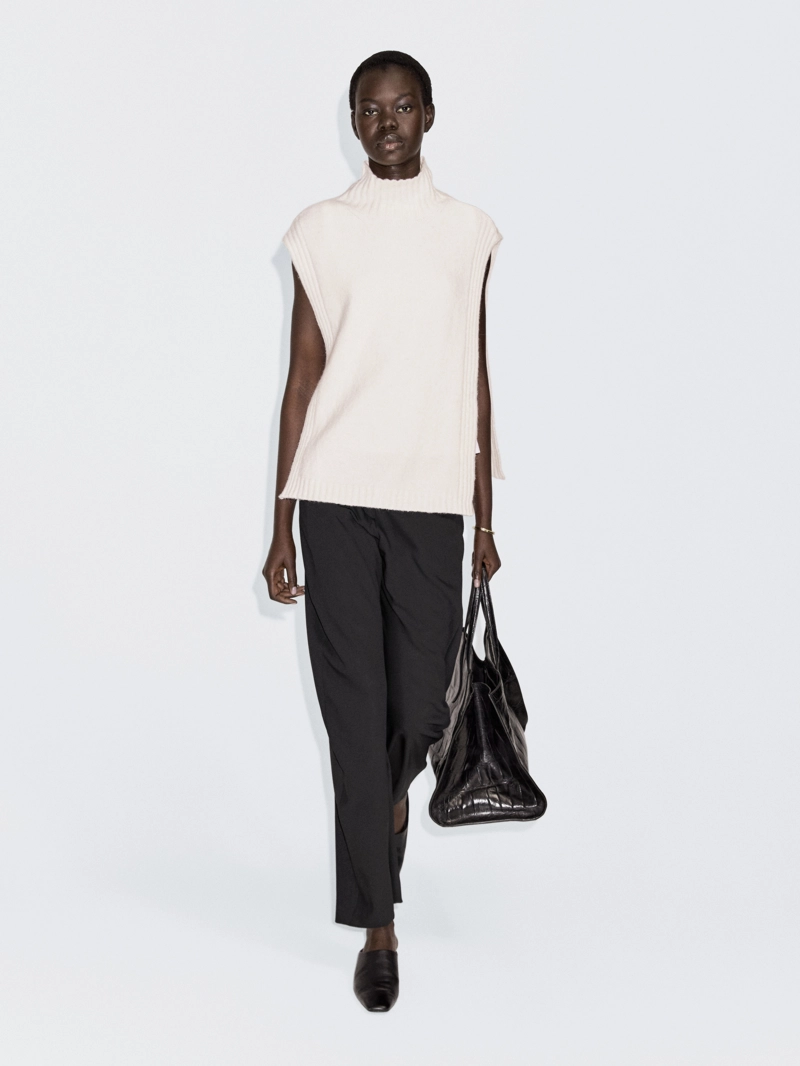 Жилетка с высоким воротником без рукавов