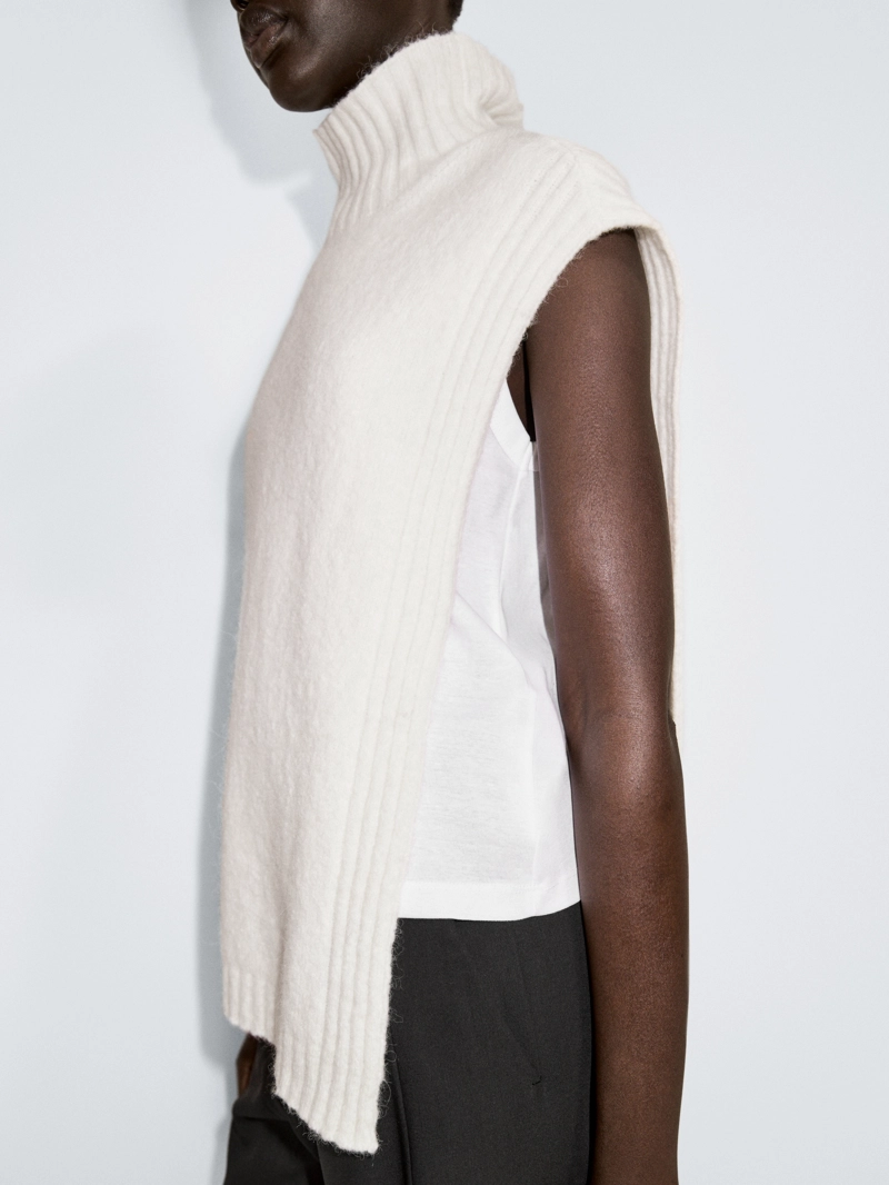 Жилетка с высоким воротником без рукавов