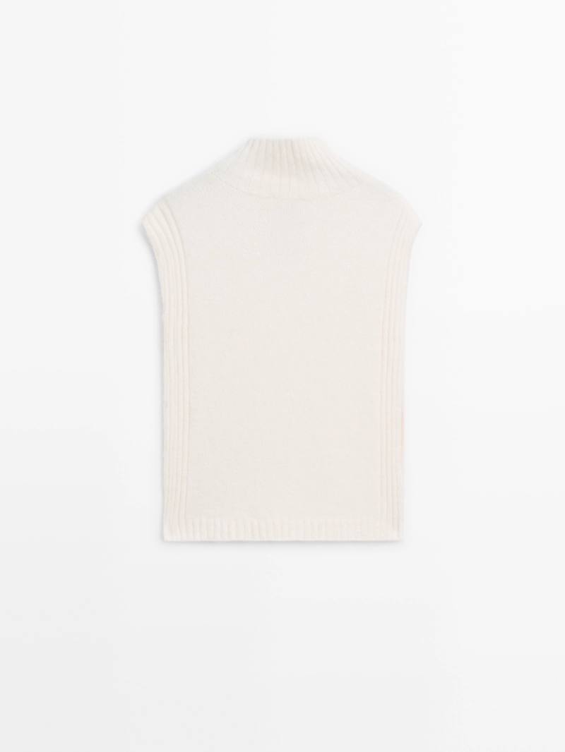 Жилетка с высоким воротником без рукавов