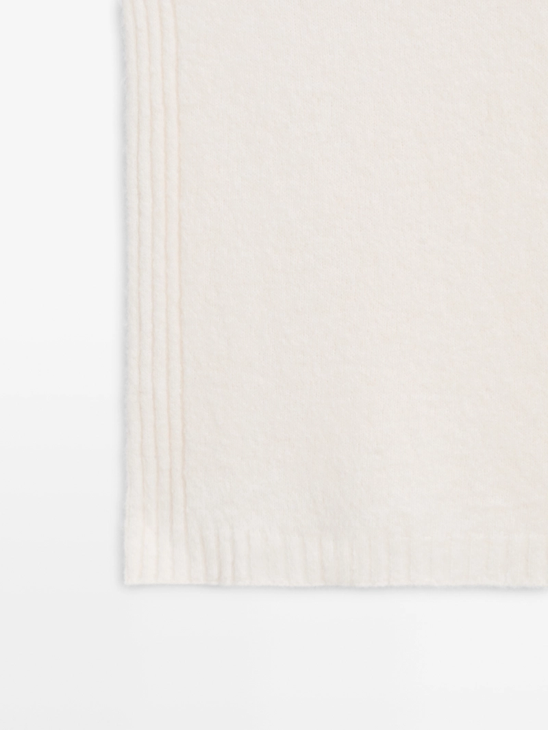 Жилетка с высоким воротником без рукавов