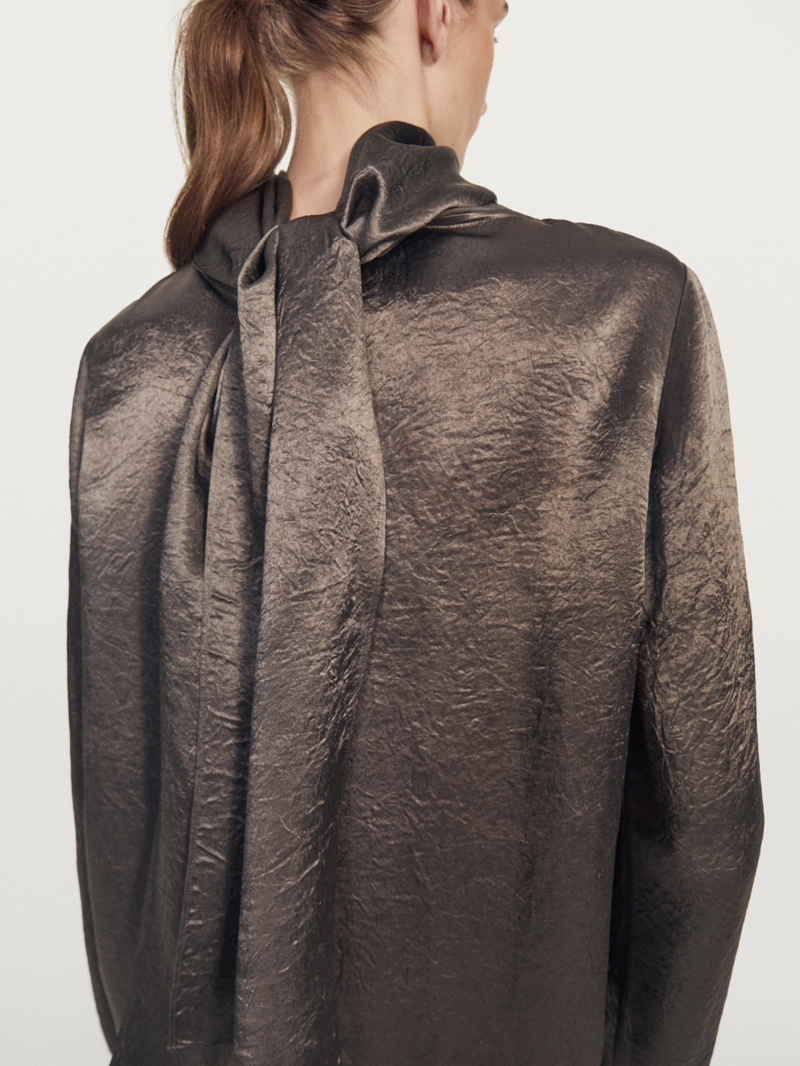 Женская блуза из струящегося атласа с деталью на завязке