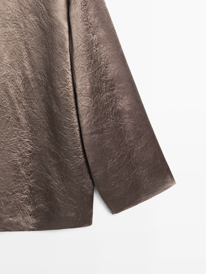 Женская блуза из струящегося атласа с деталью на завязке