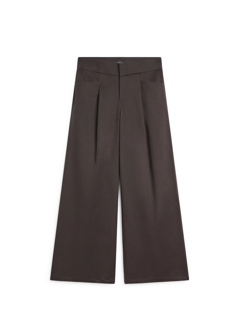 Широкие брюки с защипами