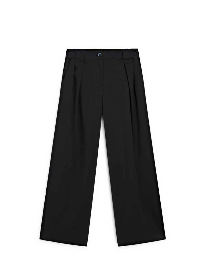 Широкие брюки с рельефными складками