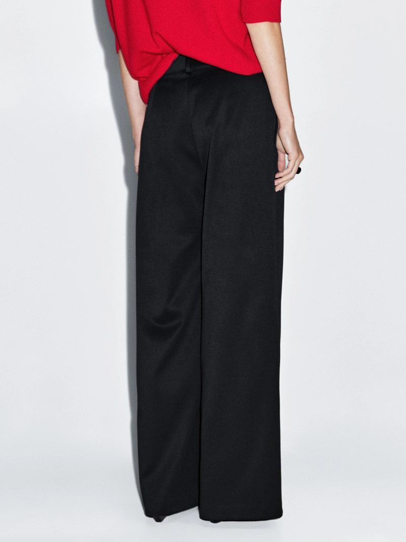 Широкие брюки с рельефными складками