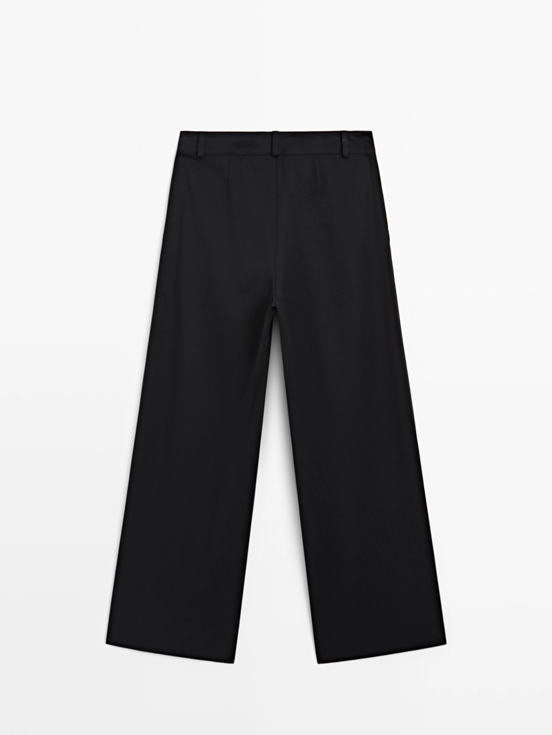 Широкие брюки с рельефными складками