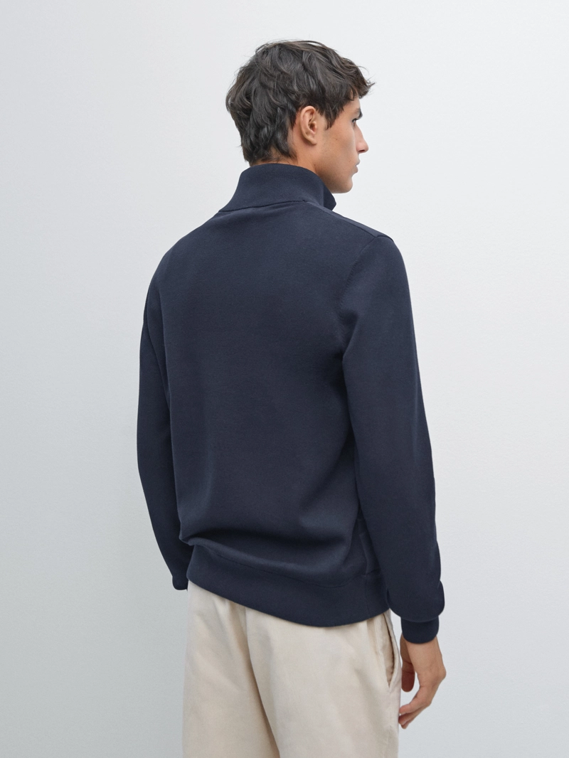 Куртка-пуховик с контрастным вязаным рукавом