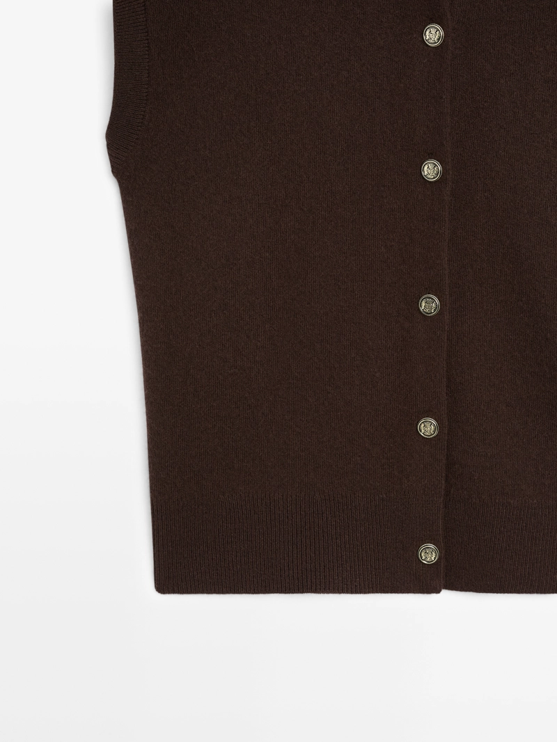 Жилет из вязаного шерстяного микса с золотыми пуговицами