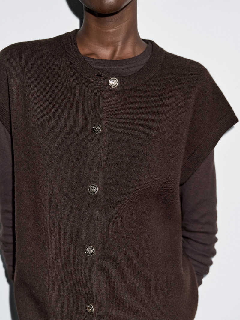 Жилет из вязаного шерстяного микса с золотыми пуговицами