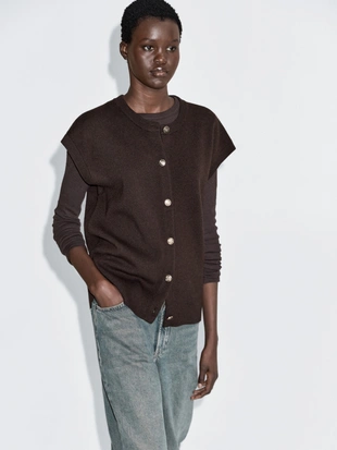 Жилет из вязаного шерстяного микса с золотыми пуговицами- Заказать в России