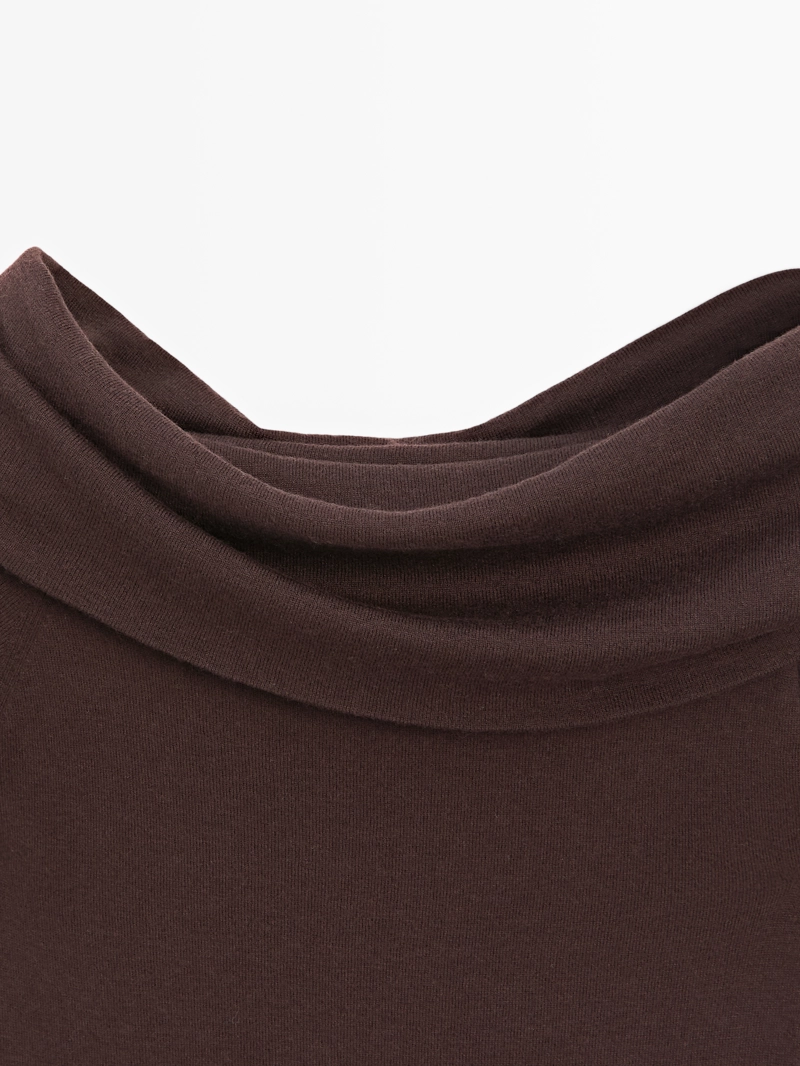 Свитер из шерстяно-хлопковой смеси с открытыми плечами