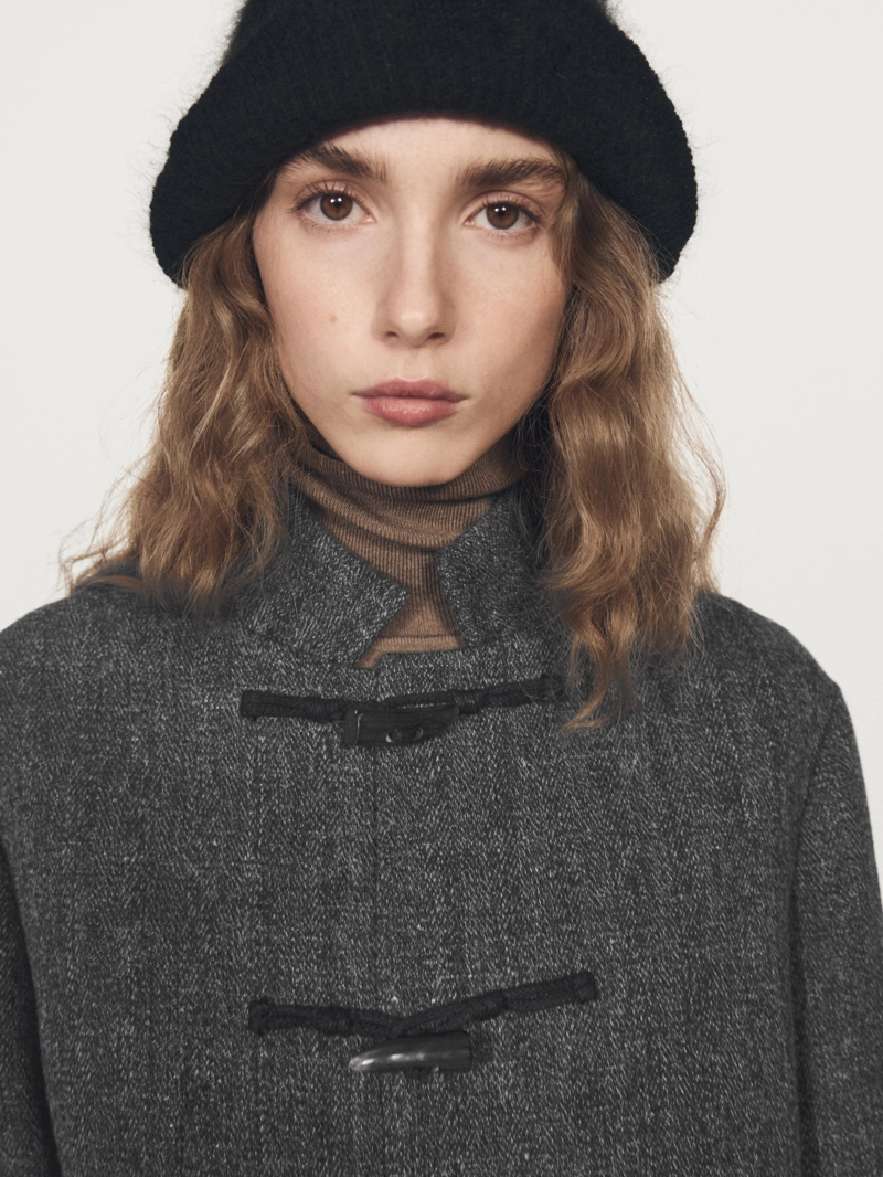 Пальто средней длины на роговой застежке